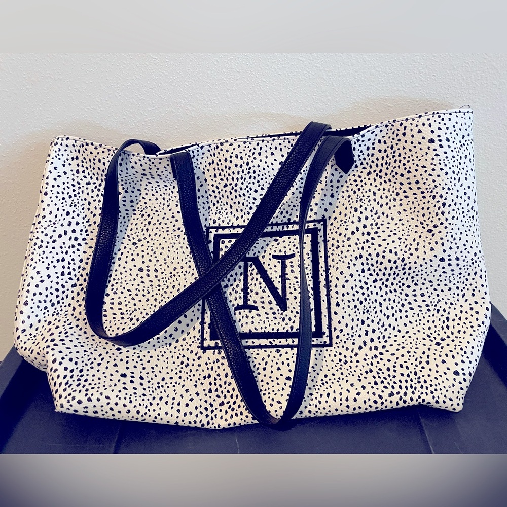 Thirty-One Signture Tote White with Black Spots/Dots